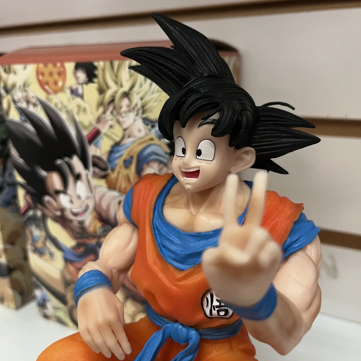Figura de Goku saludando dragon ball z