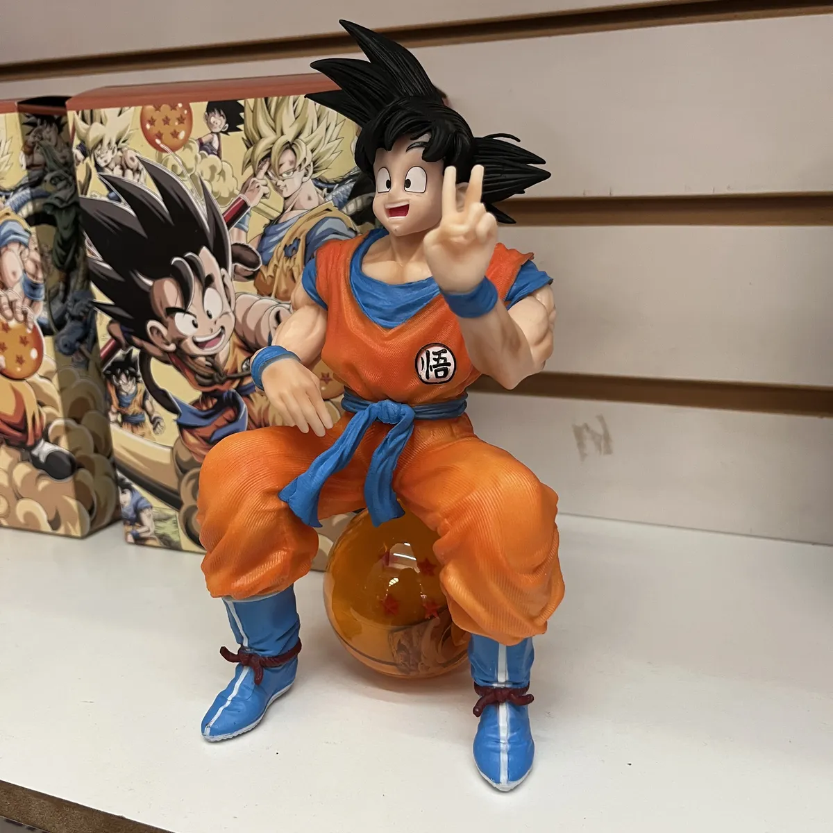 Goku figura sentando en esfera del dragon